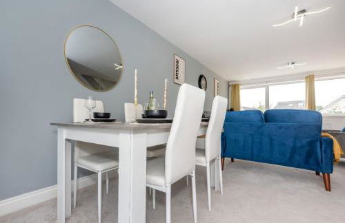 Beautiful Orpington Home w Pool Table and Driveway - Photo 53