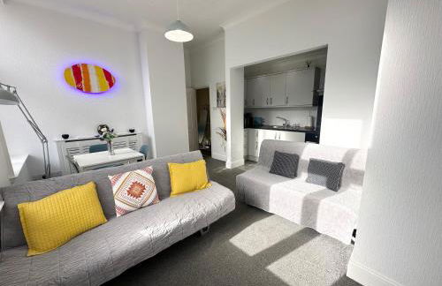 Burlington Mansions - FREE ALLOCATED PARKING - 8 mins walk to the beach - Gym - Pool Table - Brought to you by Coastline Retreats - Photo 14