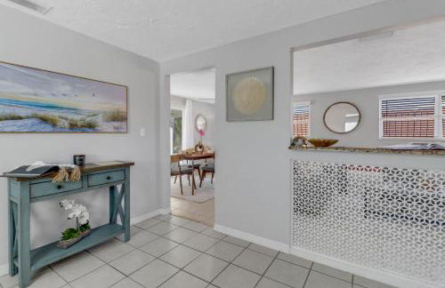 Little Beach House w/ POOL&SPA - 5 minutes to Vanderbilt Beach (Pet Friendly) - Photo 13