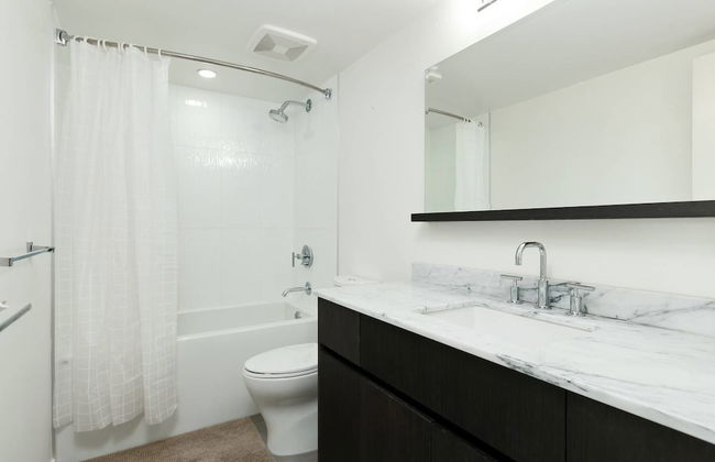 Convenient 2bdr 2BA Richmond Centre Condominium - Photo 9