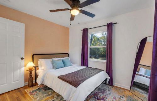 Spacious 4BD - Central Stay with Backyard & Games - Foto 40