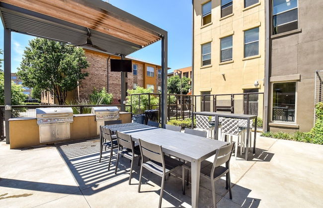 Plano Comfy 2BD 1 5BA Apartment - Foto 18