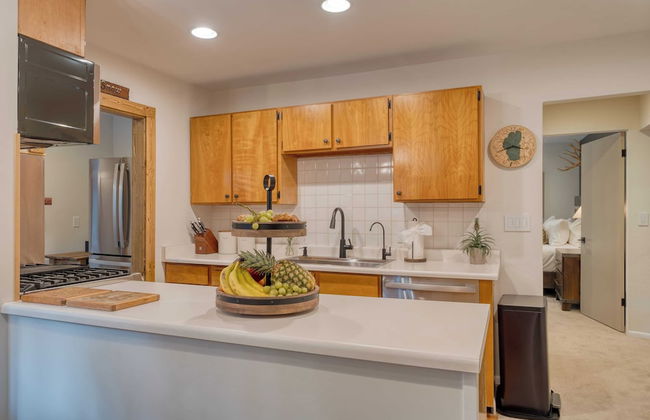 Westlake Cabin by Avantstay Hot Tub, Near Skiing, Walk to Restaurants & Lake! - Foto 12