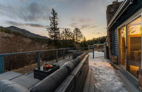 Cozy Riverfront Cabin with Fireplace & Deck - Foto 40