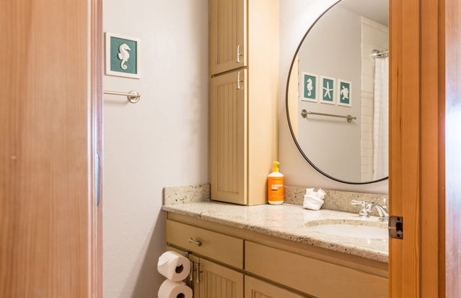 Coastal Chic Beach Condo by Avantstay Balcony - Photo 18