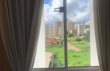 Sacada com ar, rede, pôr do sol, lareira e cinema no Candeias - Foto 10