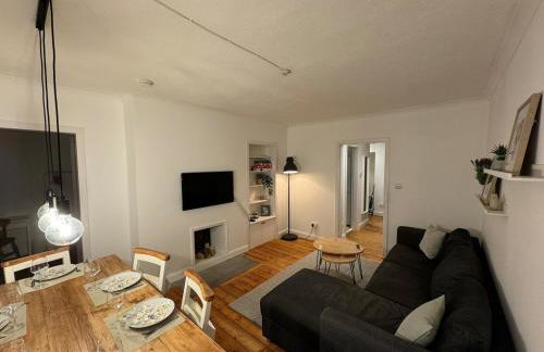 Stirling Haven: Charming 3B Apt in City Centre - Photo 1