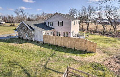 Morrisonville Manor with Fire Pit and Hot Tub! - Foto 37