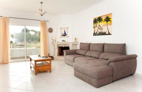 Os Apartamentos A Ramos na Praia da Galé Estão inserido em Condomínio com PISCINA, Fica apenas a 350 Metros da Praia da Galé - Apartamentos com Ar Condicionado tanto nos Quartos como na Sala, Smart TV com Prime Vídeo e Cozinha Completa - Foto 39