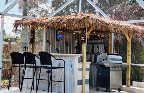 Peachland getaway with pool and tiki bar - Foto 14