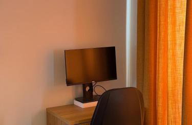 Three-bedroom modern family home by the pond with free parking - Photo 35