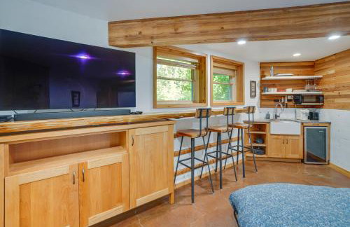 Enchanting Escape with Hot Tub, Decks and Views! - Foto 19