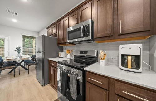 Luxurious 4 Bed Duplex Getaway! - Photo 34