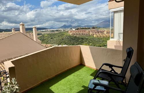 Gorgeous 2 bed Duquesa apartment, 2 pools, easy parking and 2 large balconies, 1 with stunning views - Foto 46