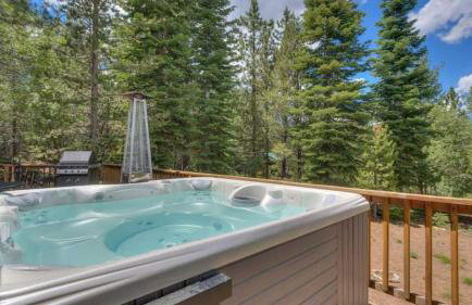 Black Bear by Avantstay Spacious Viking Lodge in Tahoe Donner w/ Game Room & Hot Tub! - Photo 6
