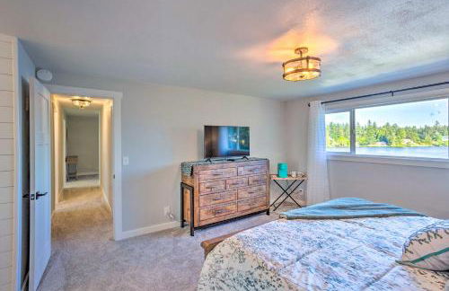 Lakeside Lacey Gem with Sauna and Private Dock - Foto 21