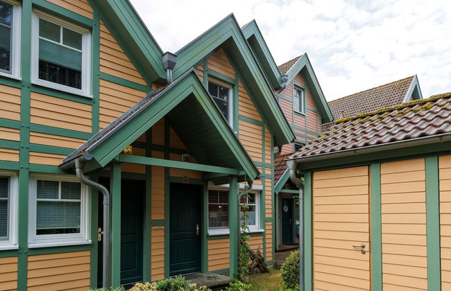 Cozy Holiday Home with Wood Burning Stove near Water - Foto 13