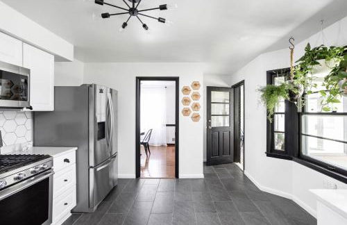 5BR 2BA Fun Family Home Sleeps 12 Pinball TVs 15m DT - Foto 23