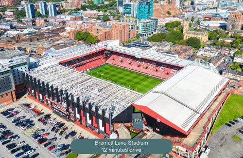 Stylish House - Close to City Centre - Self-Check-In - Free Parking, Work Space, Fast WiFi, Smart TV and Garden by Yoko Property - Foto 20