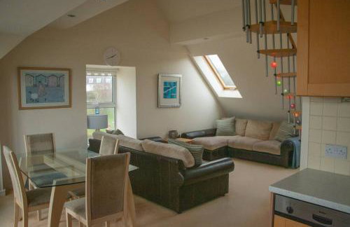 Beach Side Top Floor Property, Balcony & Sea Views - Foto 26