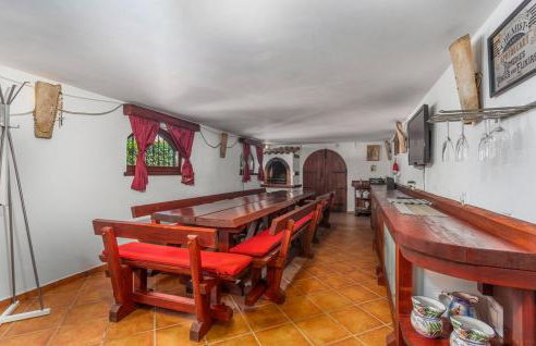 Villa With Pool, Jacuzzi, Sauna, Fitness, Playground & Wine Cellar - Photo 32