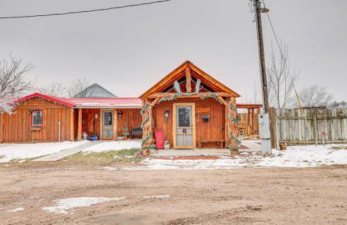 Glenvil Cabin with Gas Grill Steps to Dock and Pond! - Foto 3