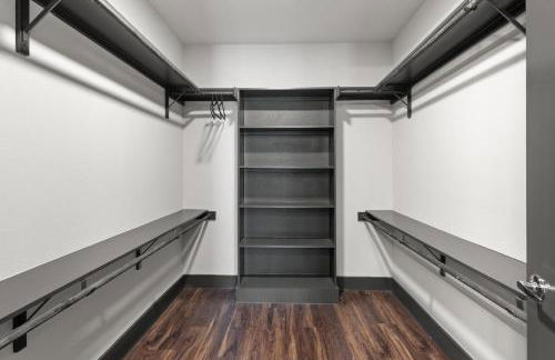 Modern Comfort North Austin with Balcony and Workspace - Foto 28