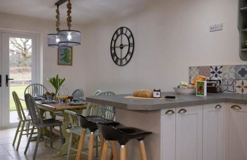 Family Country Cottage with Stunning Mountain View sleeps 12 - Foto 9