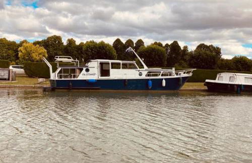 L'Amazone - bateau à quai sur le canal de bourgogne - Foto 1