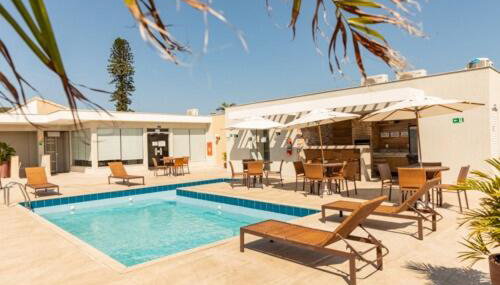 Apartamento com Piscina, Garagem, 8min Praia do Forte - Foto 3, sunbed
