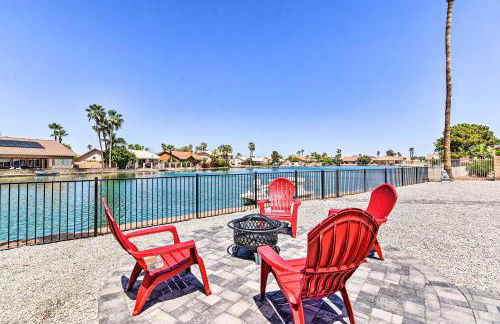 Mod Casa Grande Home with Patio on the Water! - Foto 1