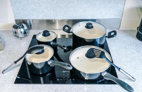 4BR Home for 8, Full Kitchen, Parking, WiFi in Northwich - Photo 49