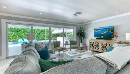 Tropical Villa Pool Home w/ Tiki Bar! Sleeps 9! - Foto 4