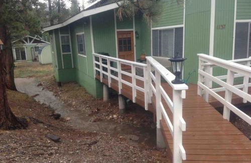 Spacious cozy chalet huge deck over seasonal creek - Foto 13