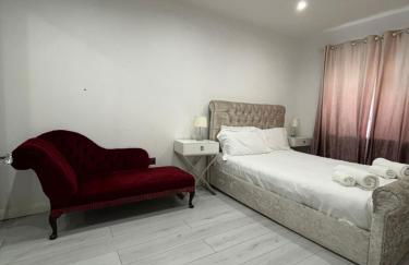 2BR Bungalow with Parking - Sunbeam Haven - Foto 33