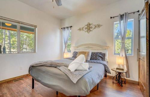 Rustic cabin charm w/ hot tub, arcade basketball - Foto 39