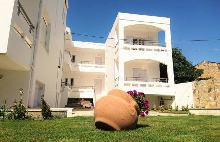 Crown Apartments - Photo 2