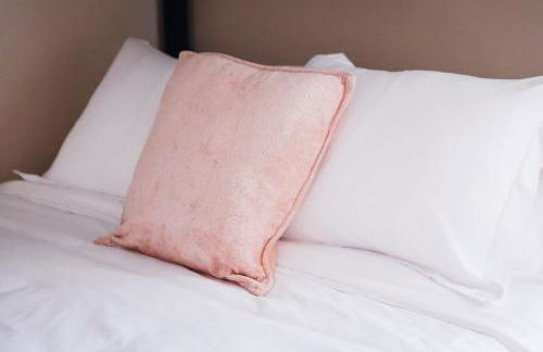 Golden Hour Getaway- Guest Favorite, 2 Min to Beach, Seasonal Pool & Arcade - Foto 80