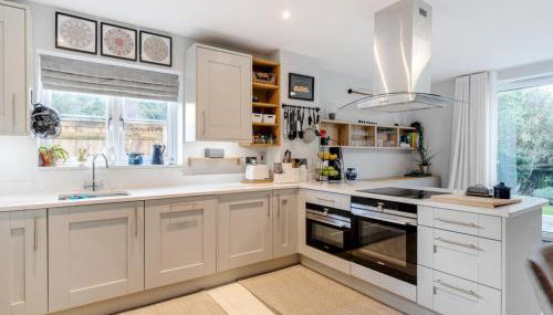 Spacious Family Oasis Explore with Ease - Pass the Keys - Foto 5, stove, dishwasher, toaster