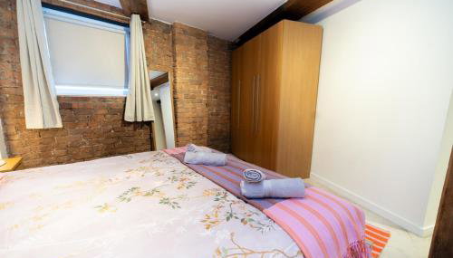 Rustic 2BR Loft Exposed Brick & Beams - Foto 5, towels, wardrobe