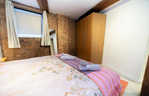 Rustic 2BR Loft Exposed Brick & Beams - Foto 5
