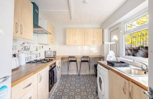2BR Home in Gorton, Free Parking & Wi-Fi - Foto 17