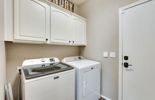 Shop, Golf and Hike Surprise Group Getaway with Pool! - Foto 19