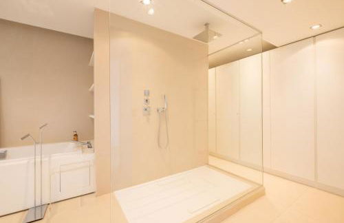 Elegant 3-Room Apartment with Terrace Pool & Island Views - Foto 23