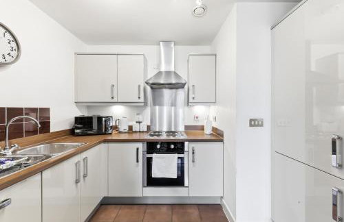 Sleek Apartment with Balcony - City Centre - Free Parking, Fast WiFi and 55'' Smart TV by Yoko Property - Foto 11