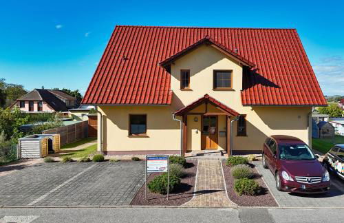 Schicke FeWo mit Terrasse, gratis Nutzung vom AHOI Erlebnisbad und Sauna in Sellin - Haus De niege Wech FeWo 01 - Foto 1