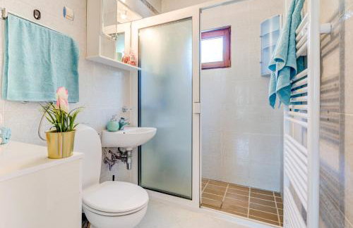 JOVI-relaxing, fenced, private, heated pool & view - Photo 16