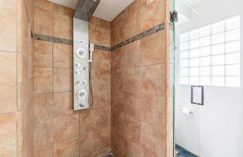 Family Fun 4-bedroom house House with Free Heated Pool & Hot Tub & Game Room & Mini Golf in Chandler - Foto 21