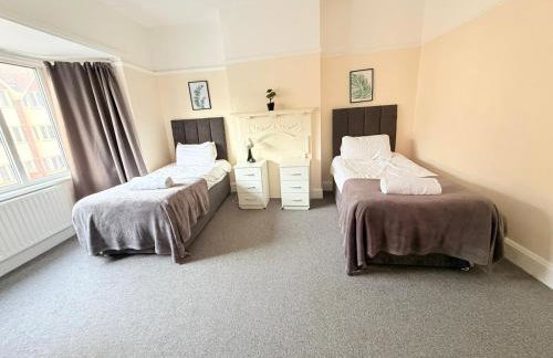 Large 4 Bedroom Sleeps 8, Spacious Apartment for Contractors and Holidays near Bedford Centre - 1 FREE PARKING SPACE & FREE WIFI - Foto 16