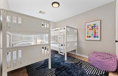 Luxurious Home with Huge Pool - Photo 40